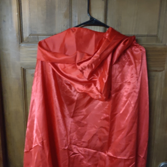Red cape - Picture 3 of 4